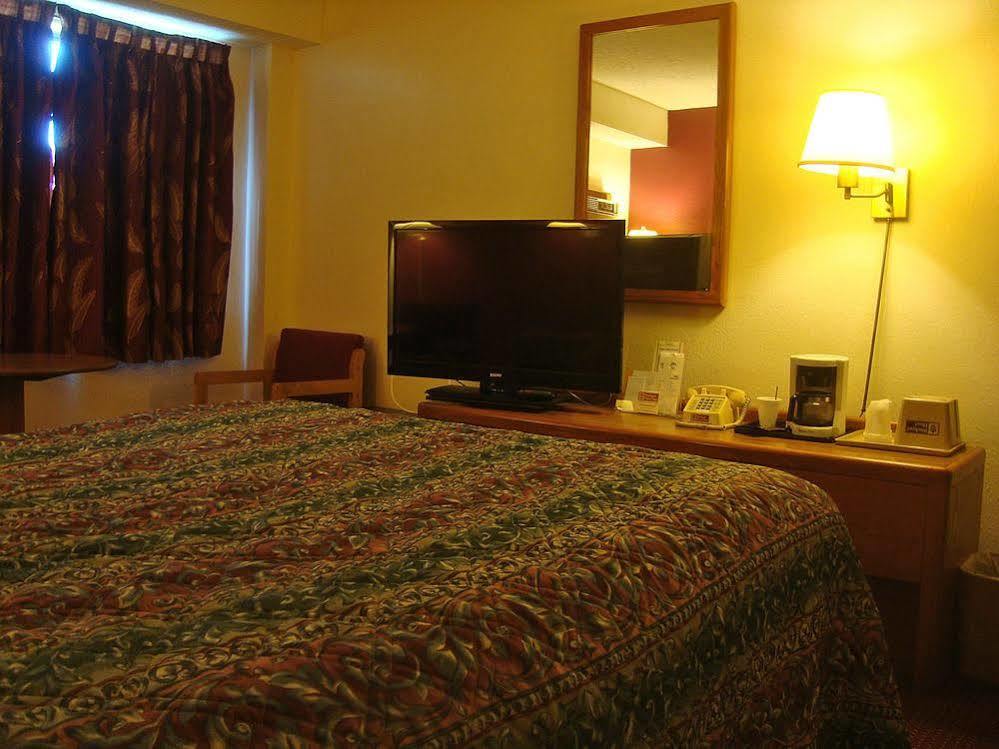 Amerivu Inn & Suites-Avon Екстер'єр фото